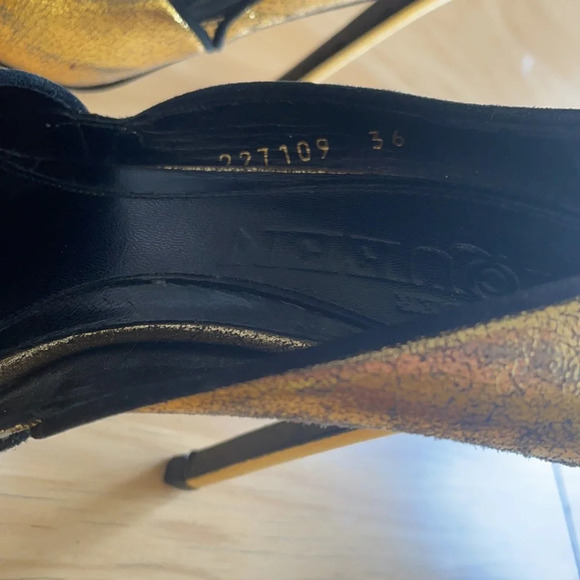 Alexander McQueen gold and black peep toe stilettos - Picture 5 of 7